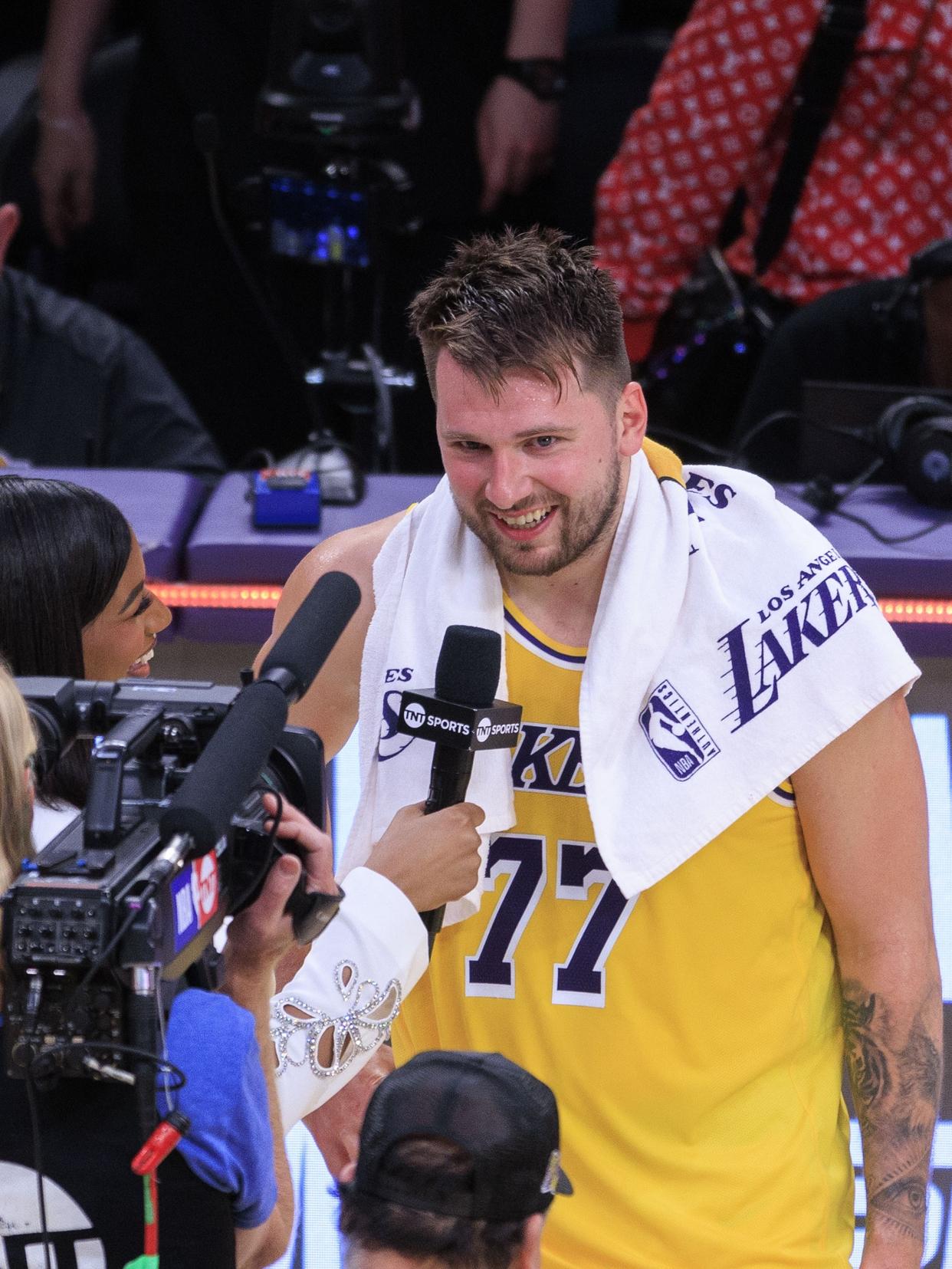 德罗巴巅峰对决，东契奇与30激战勇士分钟，赛况扑朔迷离胜负难料！